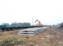 Rozładunek podkładów na stacji Ocice, fot. Paweł Babiarz