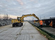 Rozładunek nowych podkładów strunobetonowych na plac w stacji Sandomierz, fot. Paweł Babiarz