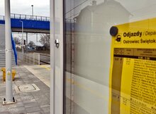 Tablica informacyjna na peronie w Ostrowcu Świętokrzyskim, fot. Piotr Hamarnik