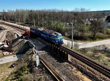 Pociąg przejeżdża wiaduktem kolejowym w Suchedniowie, widok z lotu ptaka, fot. Piotr Hamarnik
