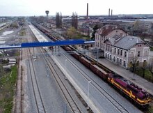 Widok z lotu ptaka na nowy peron w Ostrowcu Świętokrzyskim, w tle pociąg towarowy, fot. Piotr Hamarnik (1)