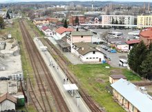 Stacja Krosno - widok torów i peronu z podróżnymi, fot. Krzysztof Dzidek (2)