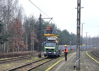 Demontaż sieci trakcyjnej w stacji Sobów, fot. Paweł Babiarz (1)