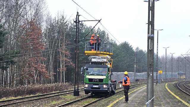 Demontaż sieci trakcyjnej w stacji Sobów, fot. Paweł Babiarz (1)