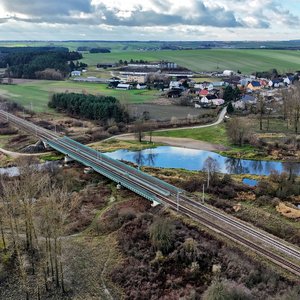 Most kolejowy nad Nidą, widok z lotu ptaka, fot. Piotr Hamarnik