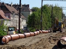 Maszyny przygotowują podłoże pod nowe tory przy ul. Kolejowej_fot. Andrzej Puzewicz