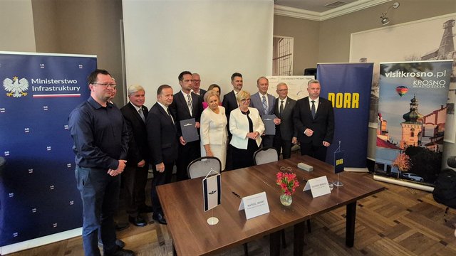 Podpisanie umowy w Krośnie na linię Jasło - Zagórz; fot. Kamil Mergel PLK SA