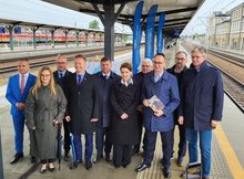 Uczestnicy podpisania umowy na modernizację linii kolejowej nr 8, na odcinku Skarżysko-Kamienna - Tumlin fot. Piotr Hamarnik 2