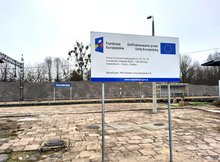 Tablica pamiątkowo-promocyjna oraz magazyn tłucznia w stacji Tarnobrzeg, fot. Mariusz Kucharski