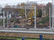 Maszyny przygotowują teren pod budowę wejścia do przejścia podziemnego_fot. Andrzej Puzewicz