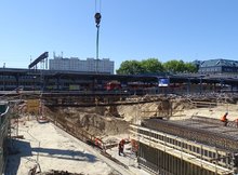 Prace konstrukcyjne nowego tunelu. W tle pociągi i perony_fot. Andrzej Puzewicz