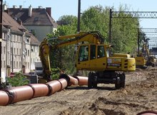 Maszyny, koparka, przygotowują podłoże pod nowe tory przy ul. Kolejowej_fot. Andrzej Puzewicz