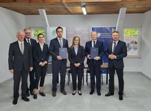 Uczestnicy podpisania umowy na modernizację linii kolejowej nr 8, na odcinku Skarżysko-Kamienna - Tumlin fot. Piotr Hamarnik 
