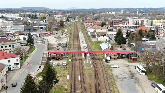 Stacja Krosno - widok torów i peronu z podróżnymi, fot. Krzysztof Dzidek