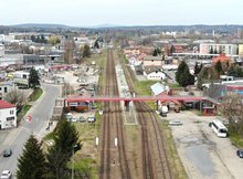 Stacja Krosno - widok torów i peronu z podróżnymi, fot. Krzysztof Dzidek