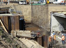 Konstrukcja tunelu. Robotniczy przy budowie wyjść z obiektu
