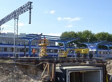 Konstrukcja tunelu. Nad pociąg przy peronie