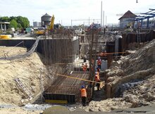 Robotnicy przy budowie wyjść z tunelu